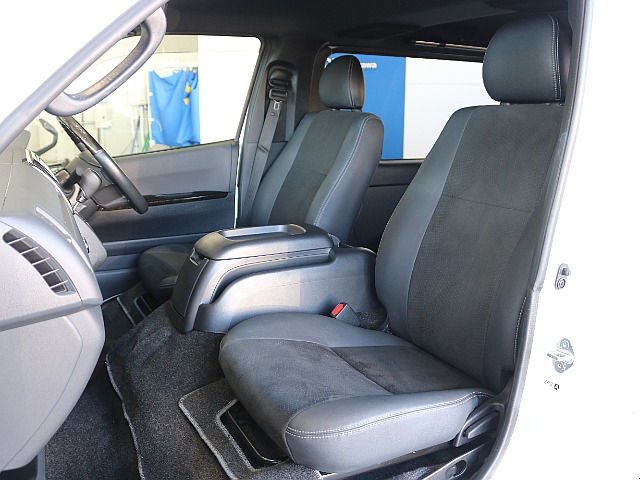 特別仕様車なのでハーフレザーシートになっています！！