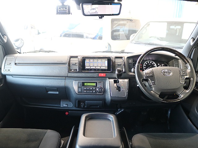 特別仕様車なので高級感のある内装になっています♪