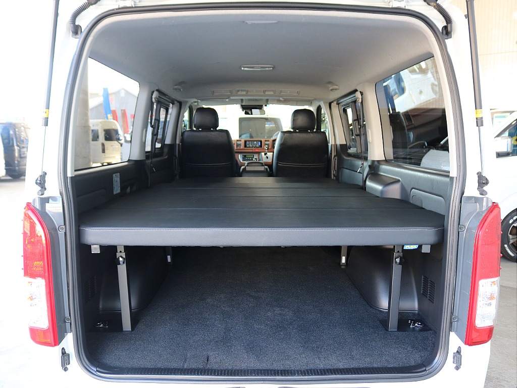 セカンドシート背もたれを倒せばフルフラット展開が可能です☆☆