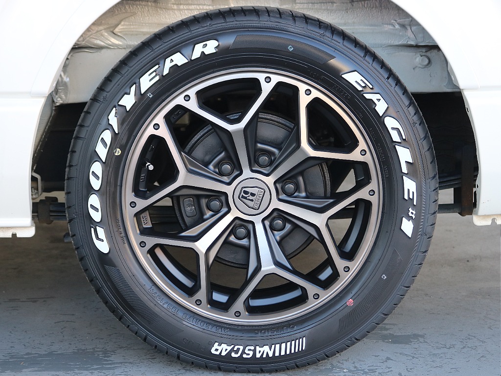 新作バルベロ・スタイリングヘックス17インチにナスカータイヤの組み合わせになります☆☆