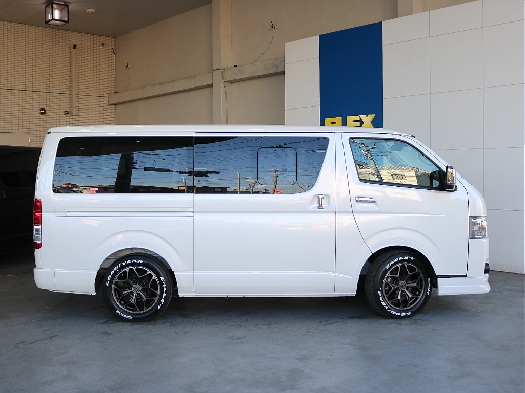 両側小窓付き手動スライドドアになります☆☆