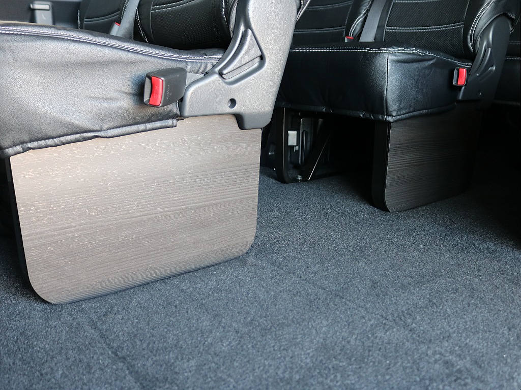 サイドフットパネル装着済みで、さらに高級感のある内装に☆☆