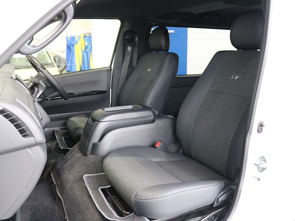 特別仕様車限定ハーフレザーシートにSのロゴが入っております♪♪