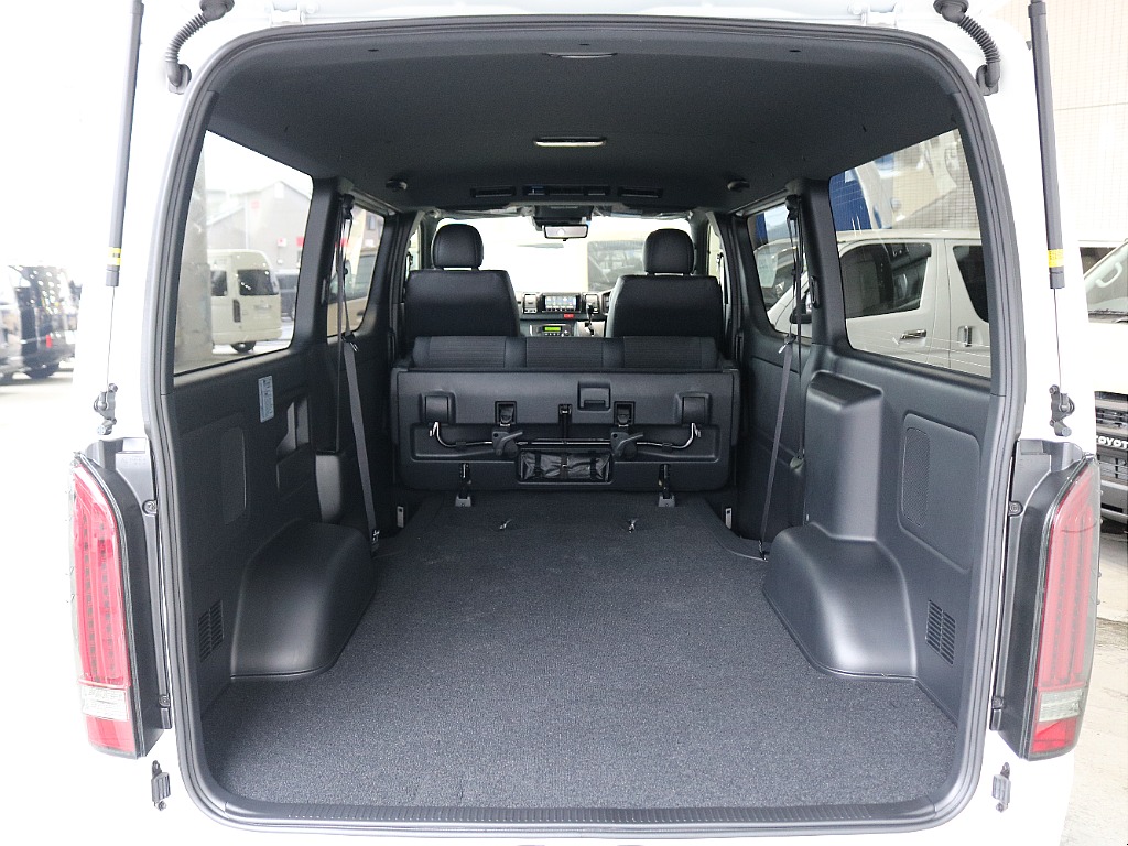 後席を跳ね上げれば長尺のお荷物も積載可能です♪♪