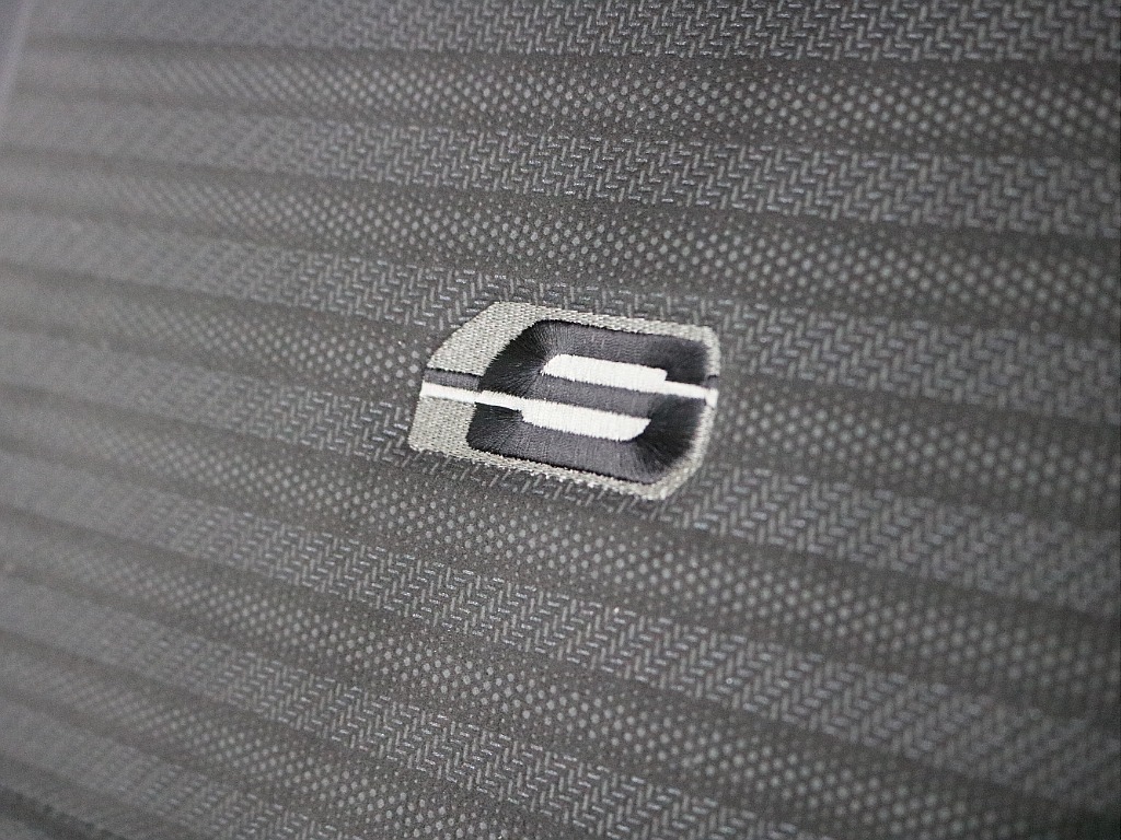 専用シートにはSロゴが装着されます！！