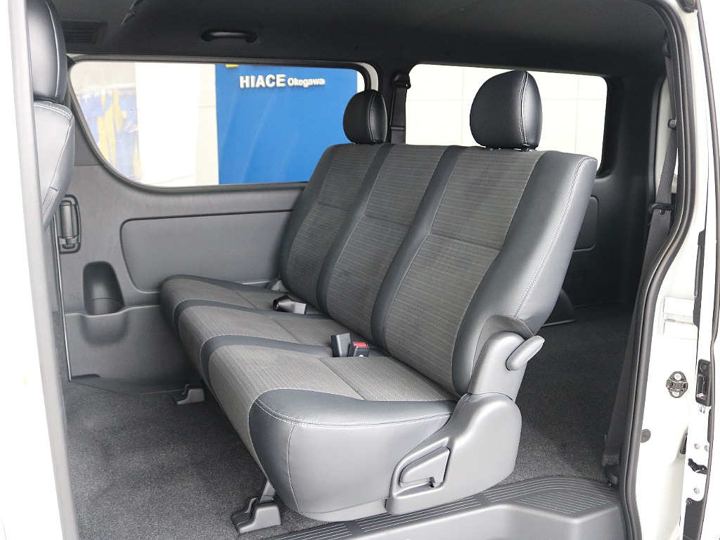 後席のダークプライムS専用ハーフレザーシートになります☆☆