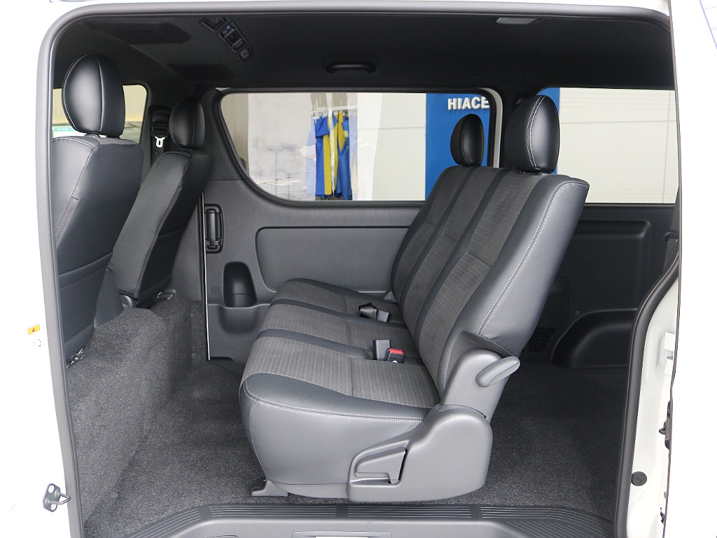 セカンドシートは3人掛けになっております♪♪