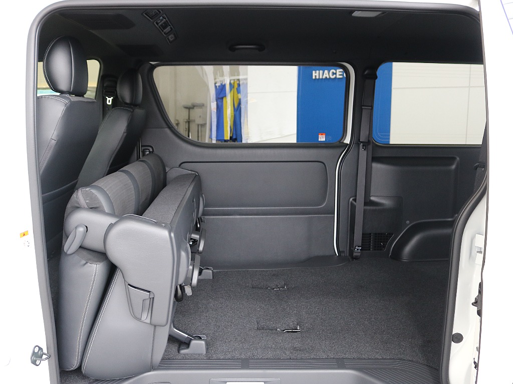 後席は跳ね上げが可能です☆☆