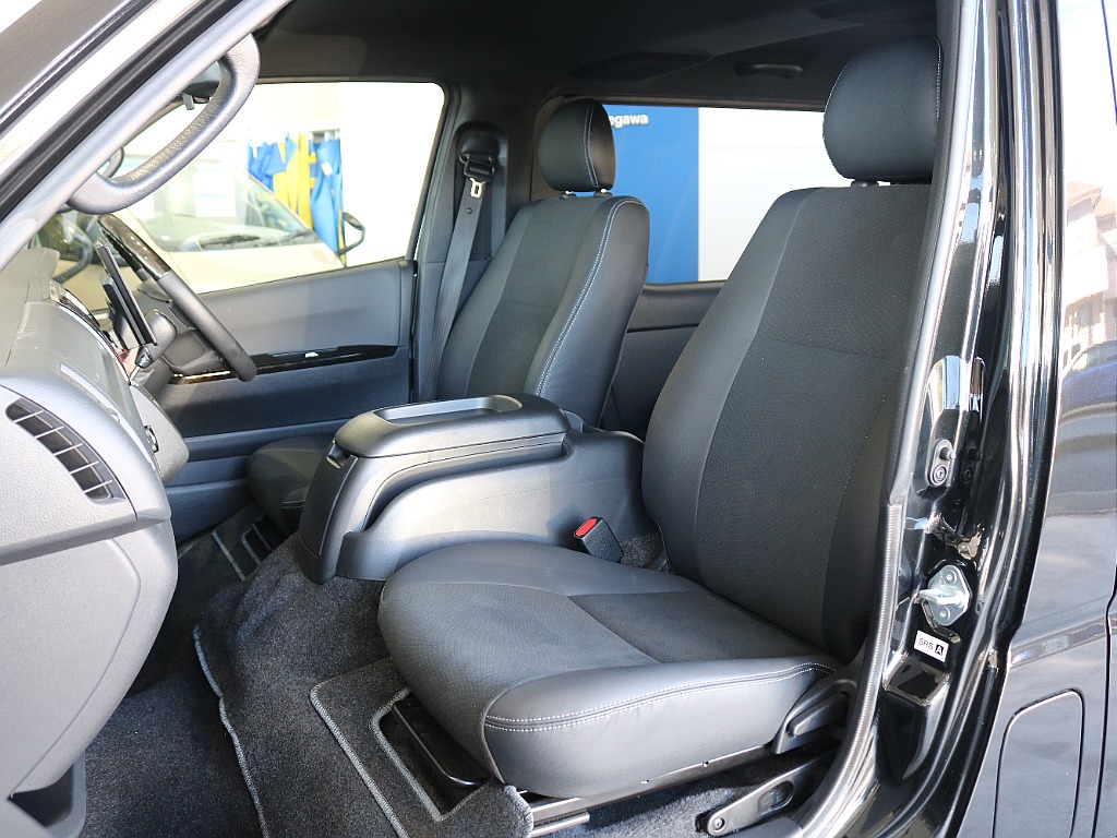 特別仕様車限定ハーフレザーシートになっております♪♪