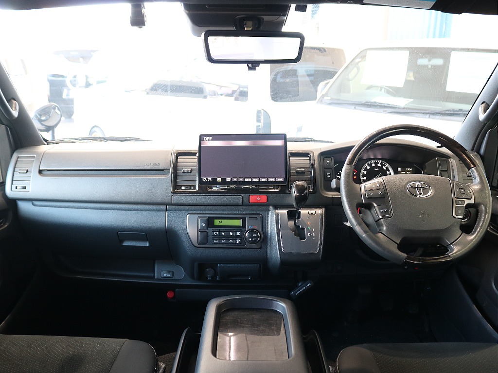 特別仕様車ダークプライムⅡですので高級感のある内装になっております♪♪