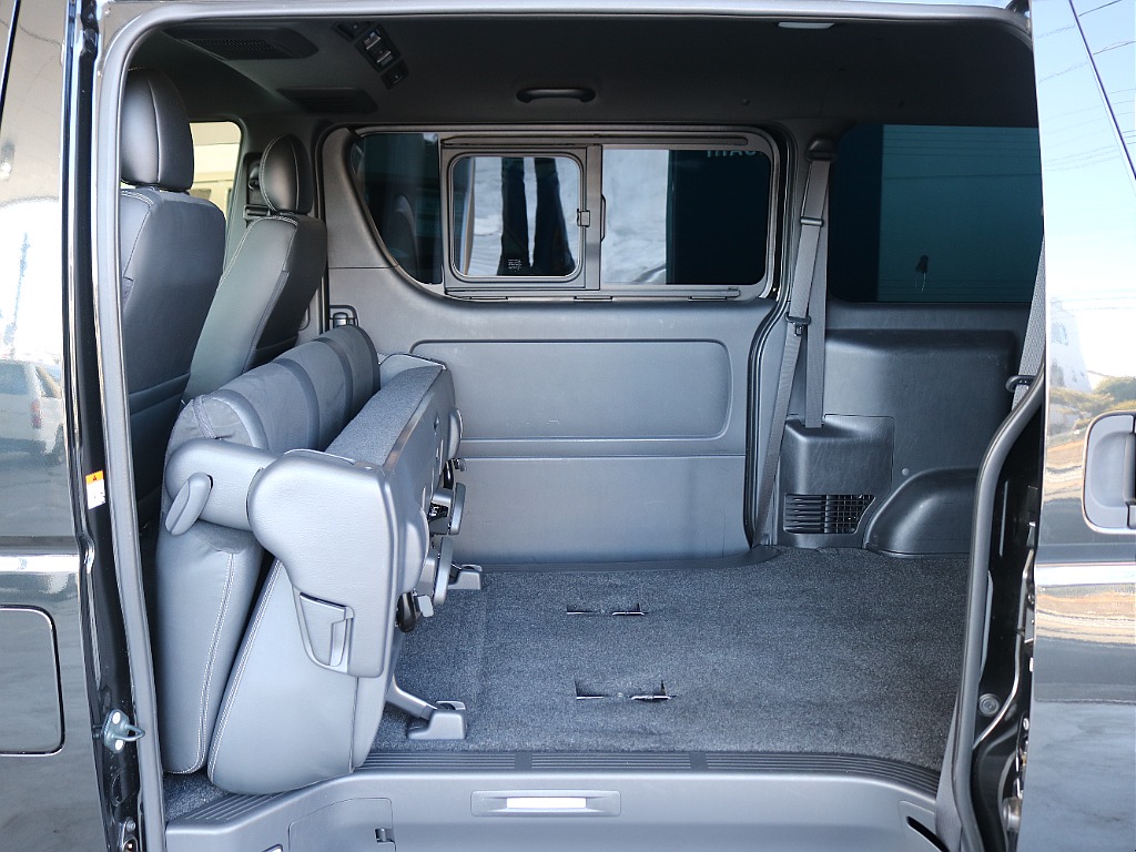 後席は跳ね上げが可能です☆☆