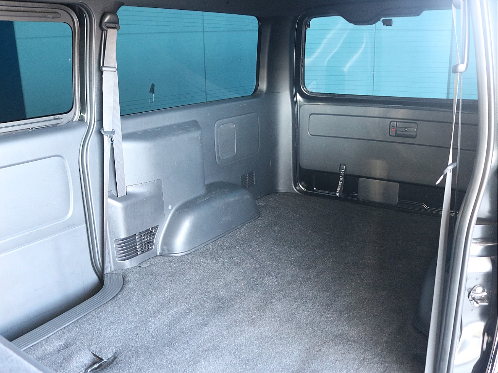 ハイエースならではの広々とした荷室になっています！