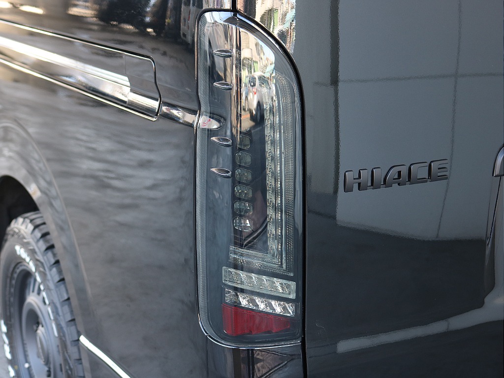 プレステージテールランプが装着されておりウインカーは流れるシーケンシャルタイプです！