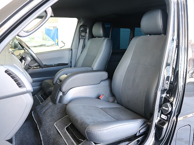 特別仕様車限定ハーフレザーシートになっております☆☆
