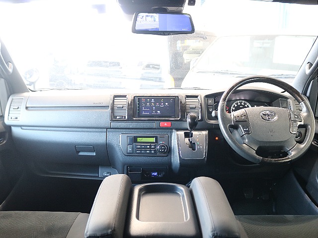 特別仕様車ダークプライムⅡなので高級感のある内装になっております♪♪