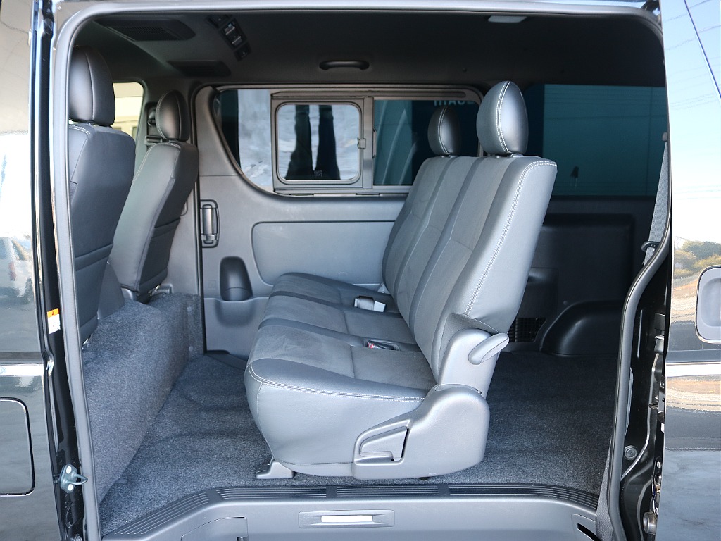 セカンドシートは3人掛けになります♪♪