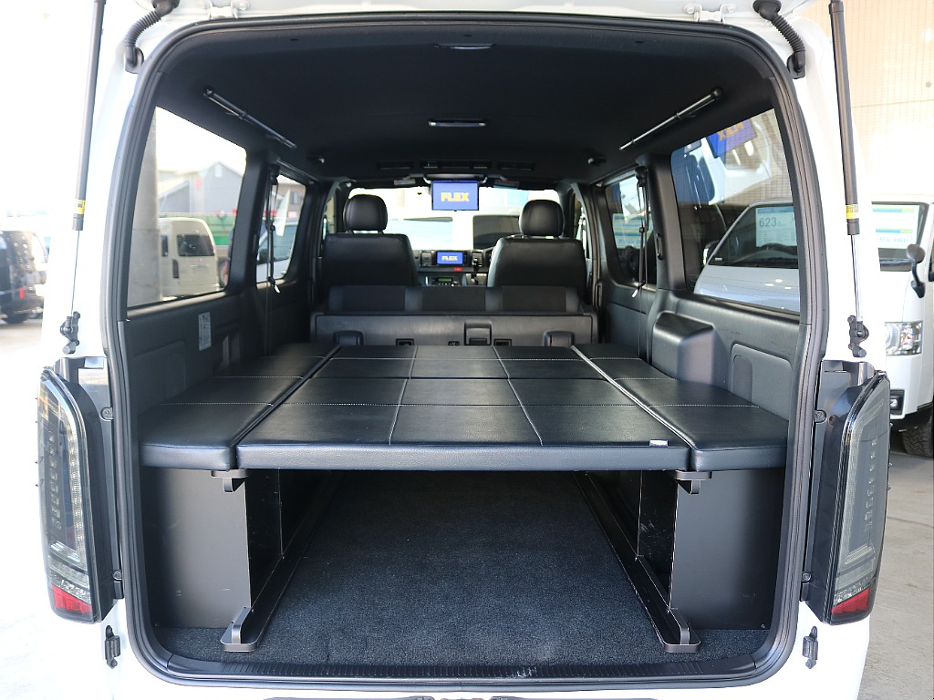 ベッドキット搭載済みで車中泊やお仕事にご使用いただけます♪♪