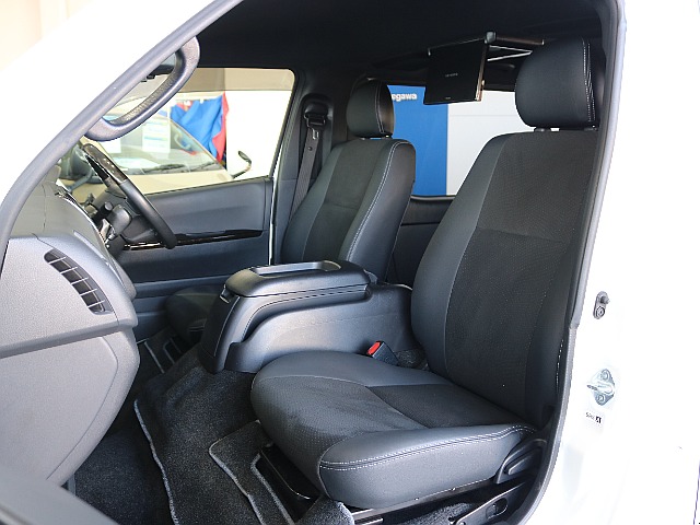 特別仕様限定のハーフレザーシートになっております☆☆