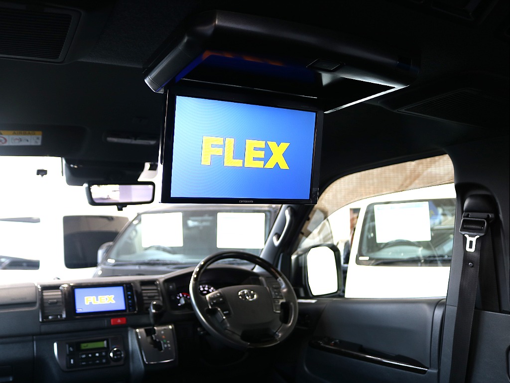 カロッツェリア10.2インチフリップダウンモニター装着済みで、後席の方も映像をお楽しみいただけます☆☆