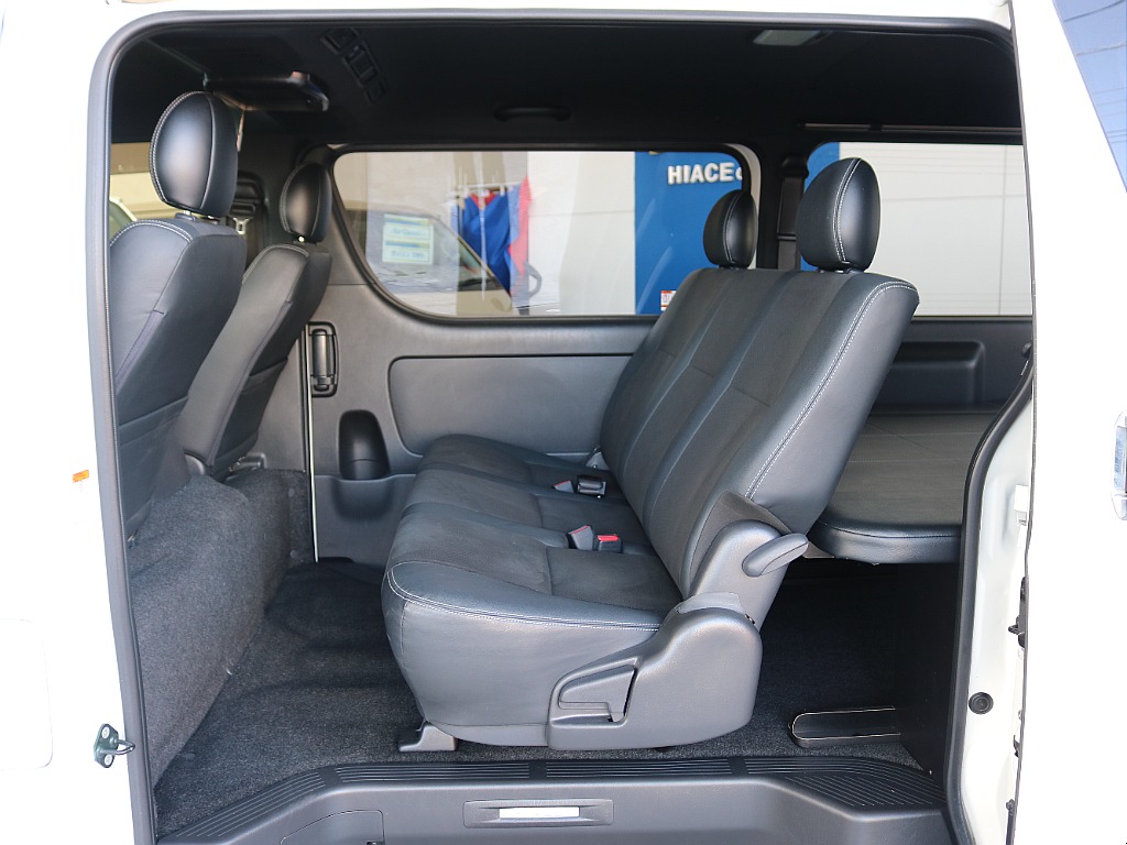 セカンドシートは3人掛けのシートになります☆☆