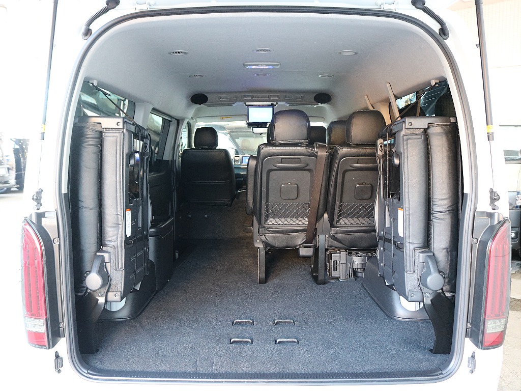 ４列目を跳ね上げれば大きなお荷物や長尺なものも積載可能です♪♪