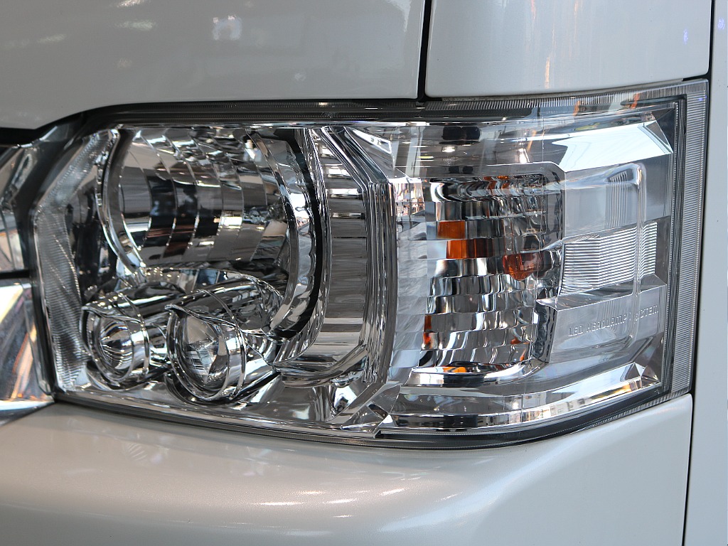 LEDヘッドランプになりますので夜間の運転も安心です♪♪