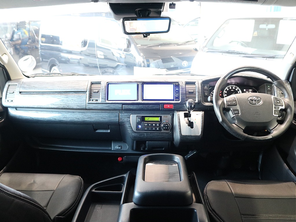 インテリアパネルセット装着済みで高級感のあるフロント周りになっております☆☆