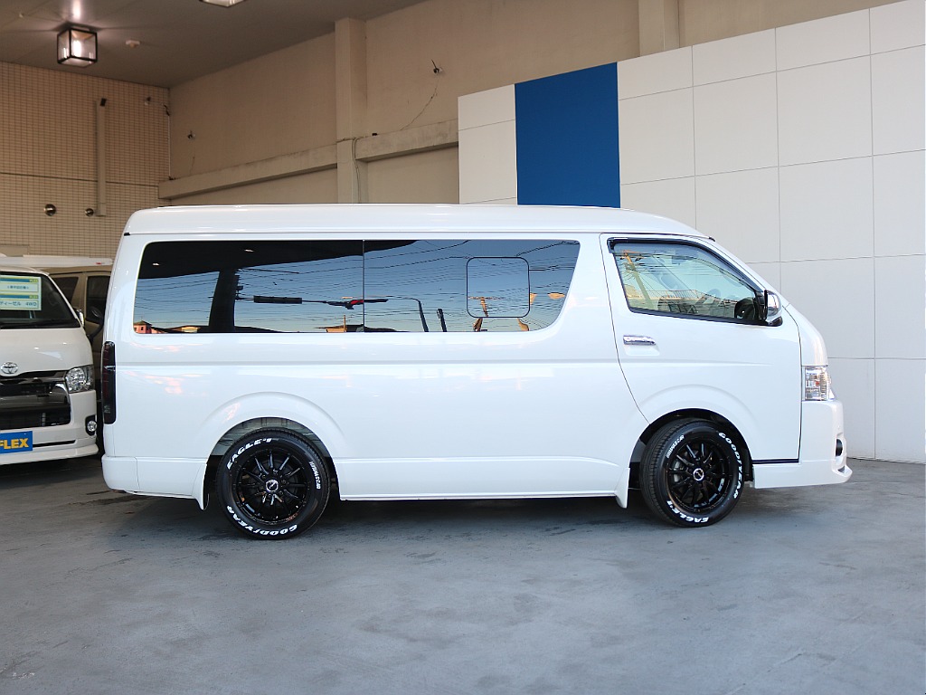 片側小窓付きパワースライドドアになっております♪♪