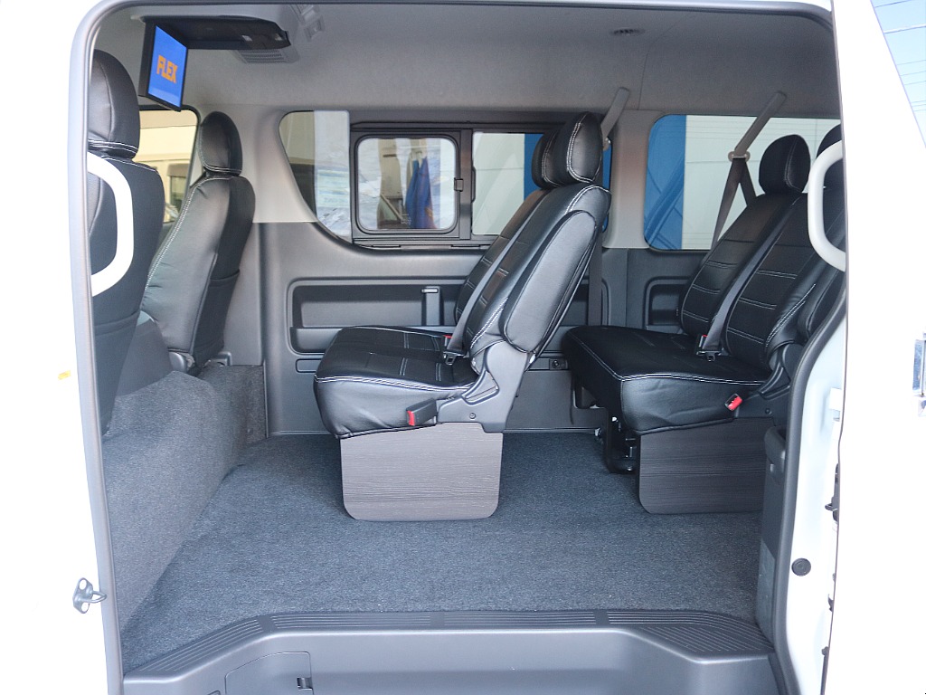 セカンドシート、サードシートは2人掛けになっております♪♪