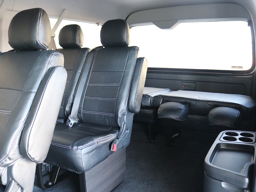 1番後ろのシートは折り畳みが可能です♪♪