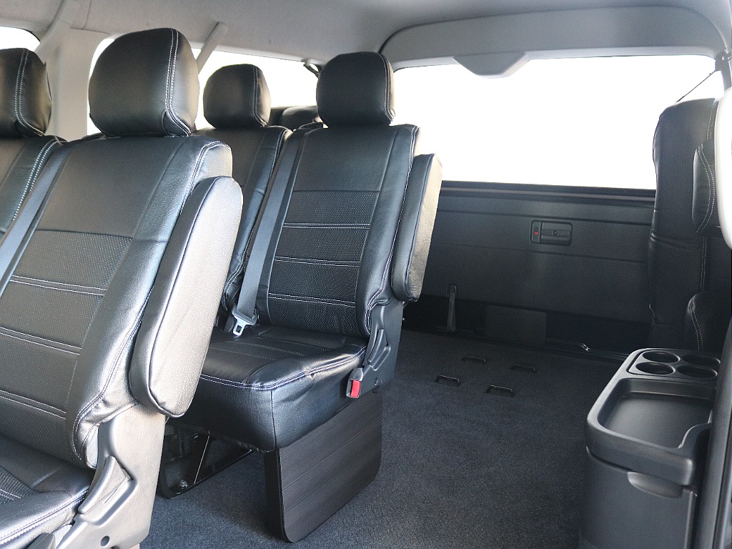 1番後ろのシートは両側跳ね上げが可能です☆☆