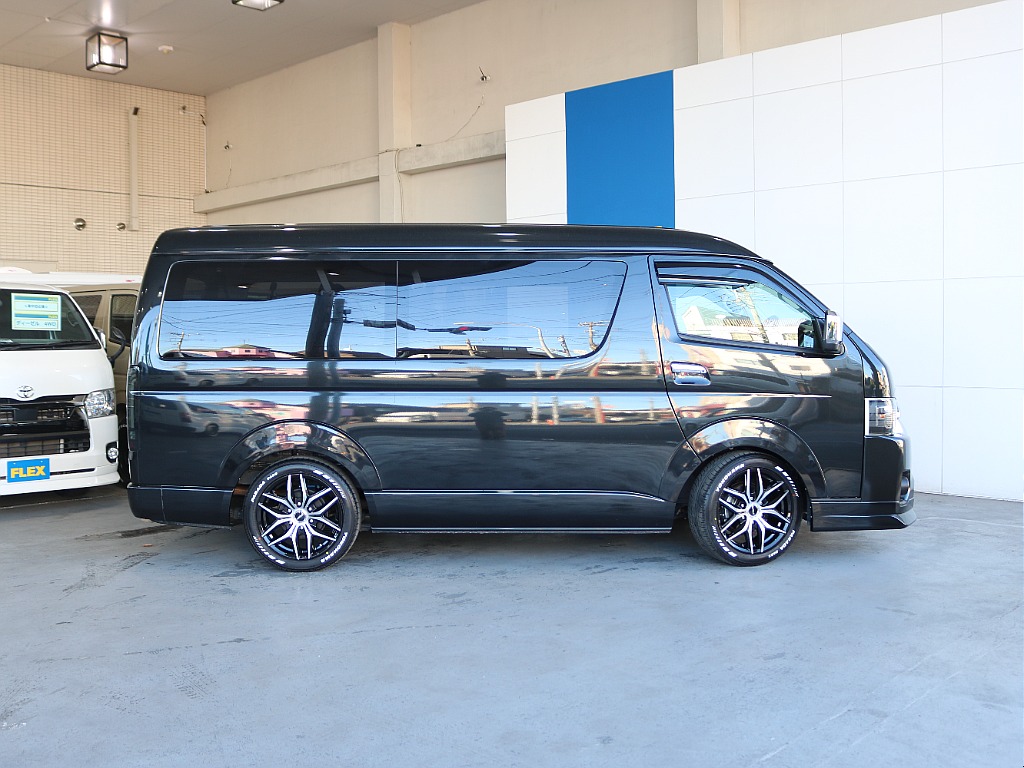 片側小窓付きパワースライドドアになっております♪♪