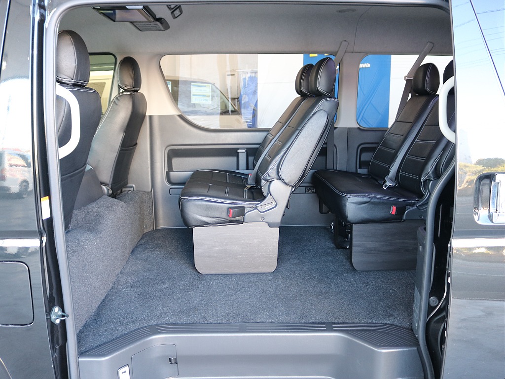 セカンドシート、サードシートは2人掛けになっております☆☆