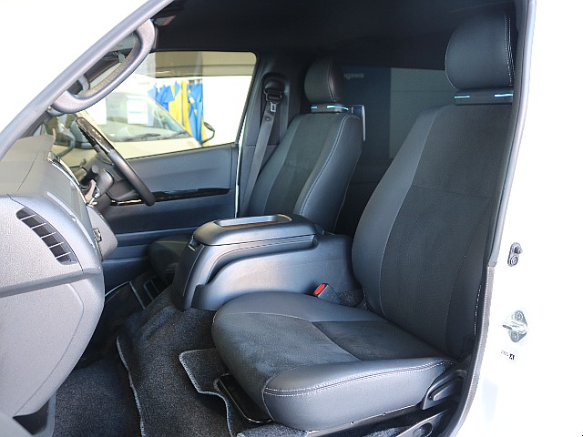 特別仕様車なので高級感のあるハーフレザーシートになっています☆
