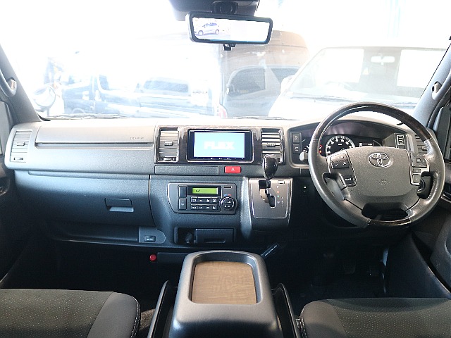 特別仕様車専用の木目ハンドル・シフトノブ・パネルが装着されております♪