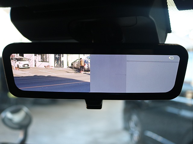 デジタルインナーミラーが装着されており常に後方確認が可能です♪