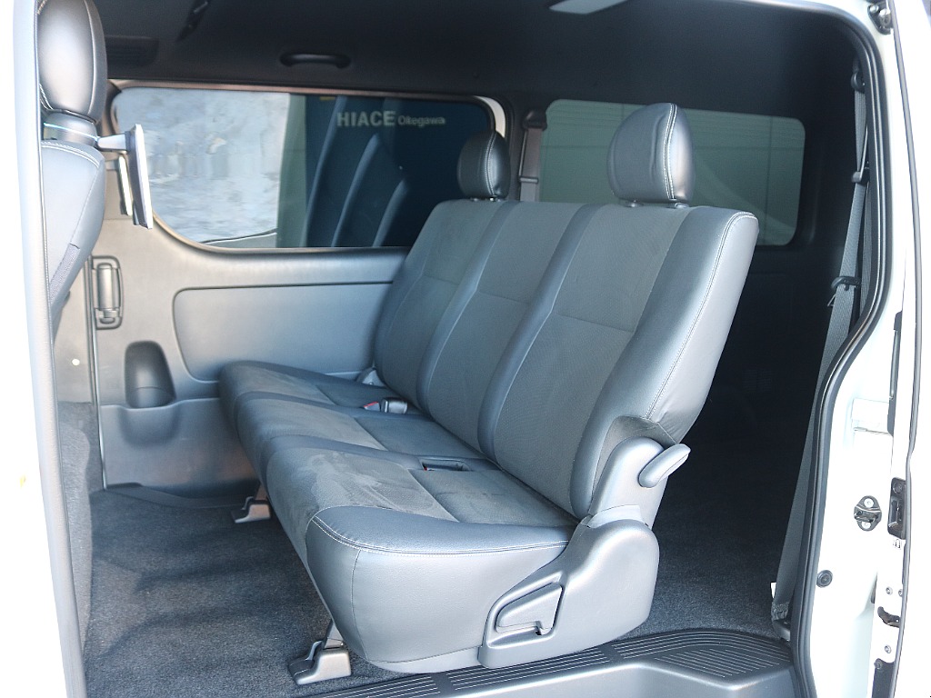 前席同様後席もハーフレザーシートになっています！