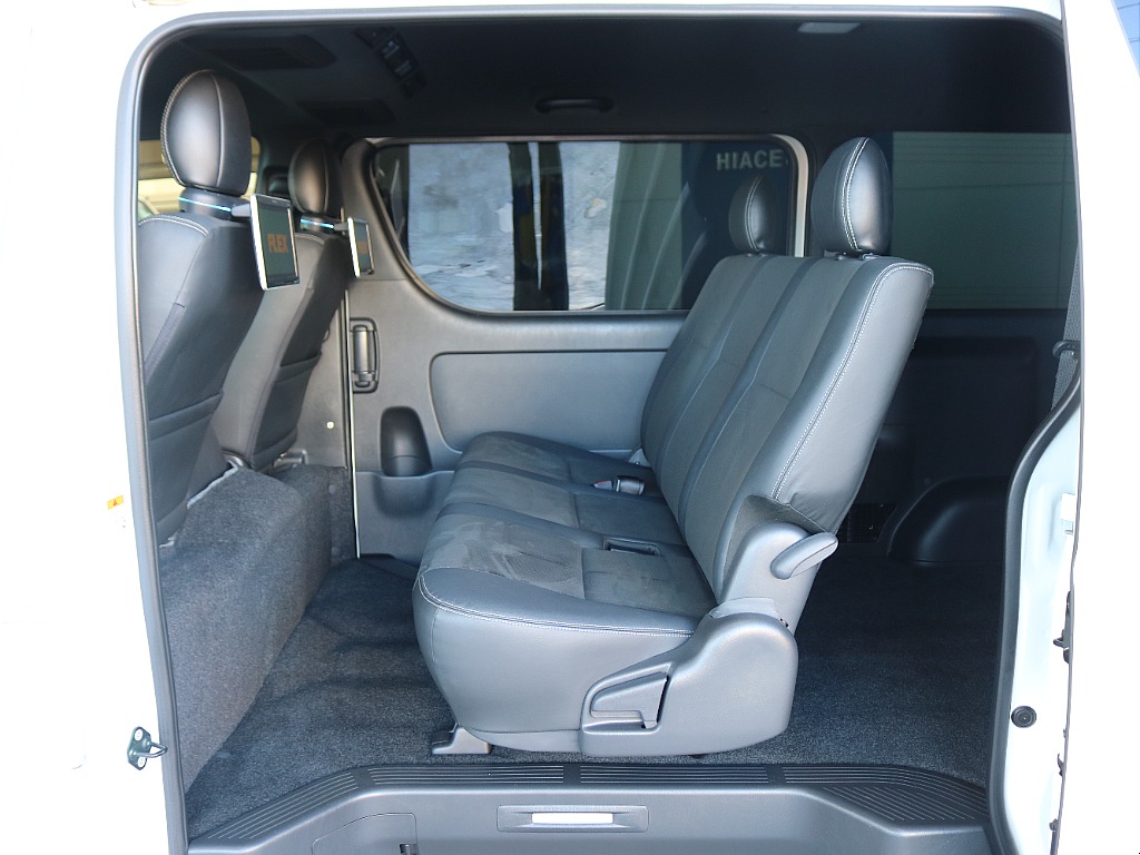 後席は3人掛けのベンチシートになっています☆