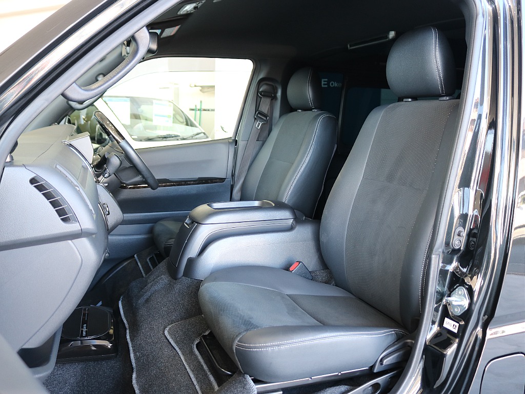 特別仕様車限定ハーフレザーシートになっております♪♪