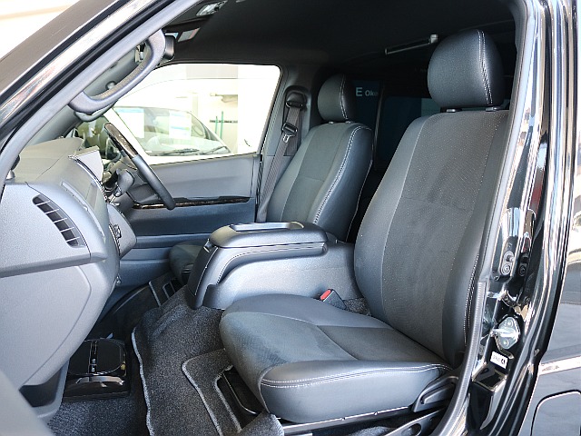 特別仕様車限定ハーフレザーシートになっております♪♪