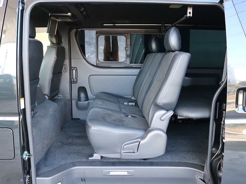 セカンドシートは3人掛けになっております☆☆