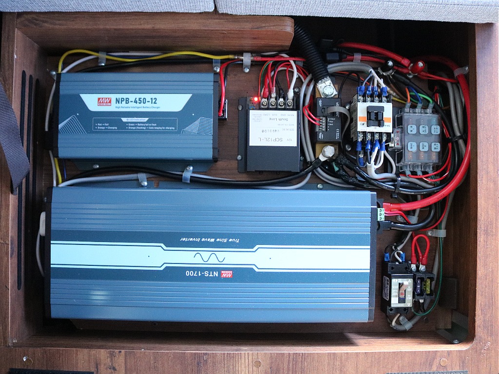 車内にはバッテリーが搭載されております♪♪