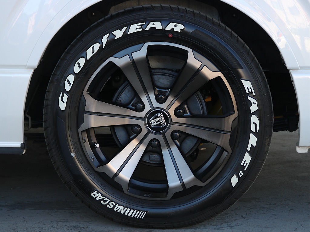 バルベロ・アーバン17インチAWにナスカータイヤの組み合わせになっております☆☆