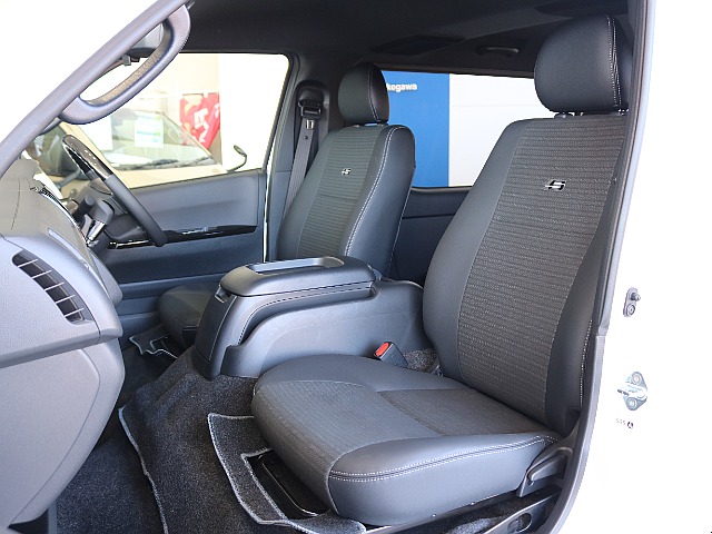 特別仕様車限定ハーフレザーシートにSのロゴが入っております♪♪