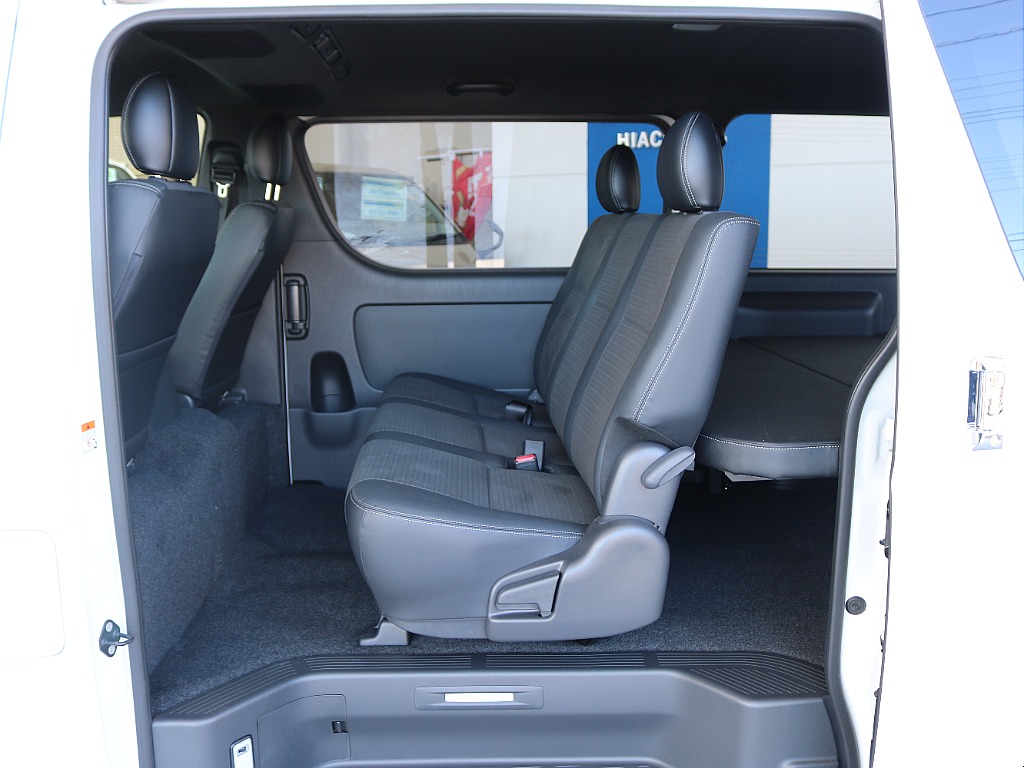 セカンドシートは3人掛けになっております♪♪