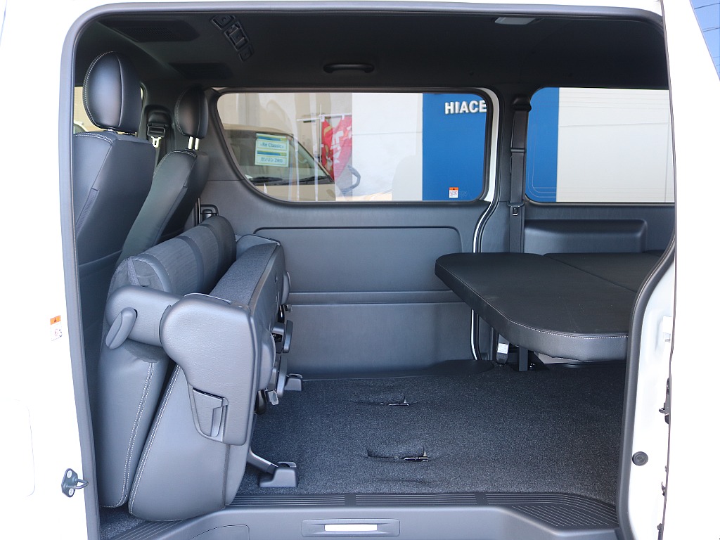 後席は跳ね上げが可能です☆☆