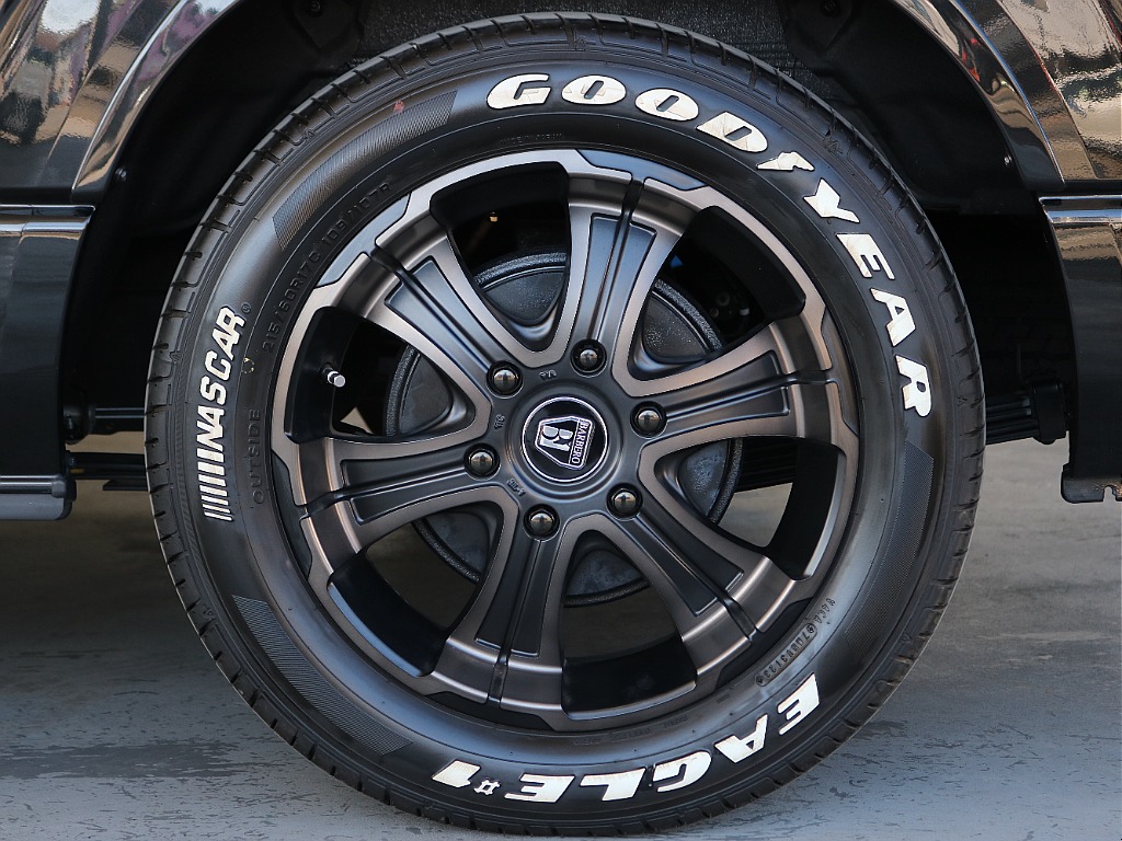 バルベロ・ディープス17インチAWにナスカータイヤの組み合わせになっております♪♪