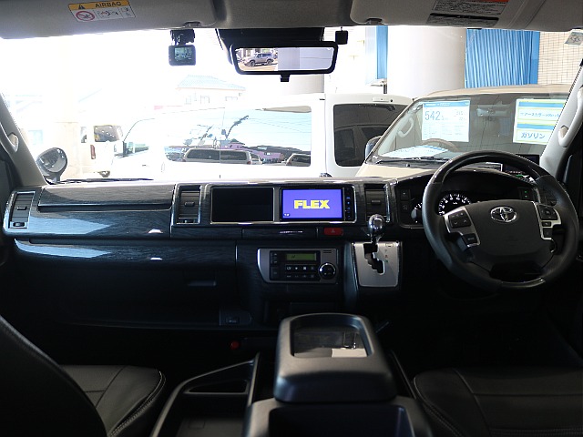 ワイドボディなので広々とした内装になっております☆☆