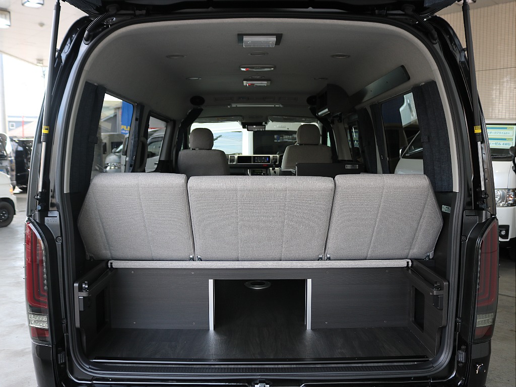 最後部のベッドマットはリクライニング式になります♪♪