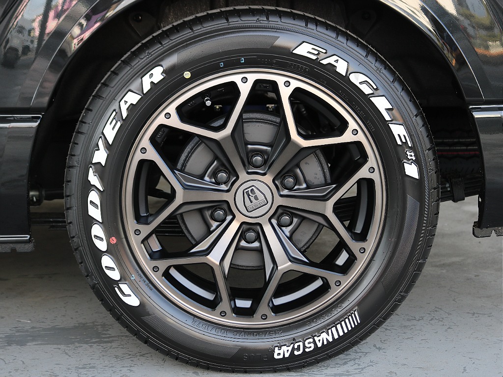 バルベロ・スタイリングヘックス17インチAWにナスカータイヤの組み合わせになっております☆☆